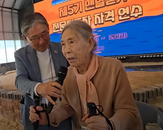 박동창 회장, 노순자 씨(왼쪽부터) / 맨발걷기국민운동본부 제공