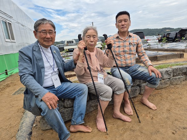 박동창 회장, 노순자 씨, 이호성 씨(왼쪽부터) / 맨발걷기국민운동본부 제공
