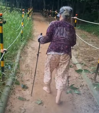목포 초당산 황토길에서 맨발로 걷는 노순자 씨.