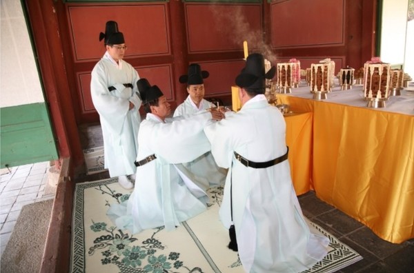 세종대왕 여주 영릉 제향 모습. 왼쪽에서 세번째가 이상주 작가