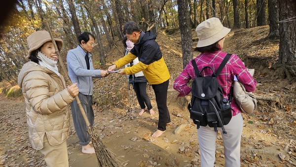 남양우 지회장(오른쪽 2번째)과 맨발번들이 시민 서명을 받고 있다.(맨발걷기국민운동본부 제공)
