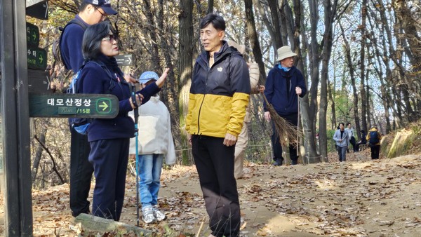 시민 서명에 나선 남양우 지회장(오른쪽 2번째)과 맨발벗들.(맨발걷기국민운동본부 제공)