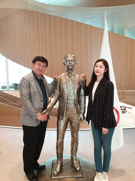 김연아와 함께 IOC 본부에서 쿠베르탱 남작 동상과 포즈..