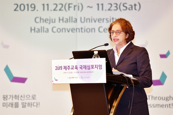 2019년 11월 22일 제주교육 국제심포지엄에서 기조 강연하는 쿠마리 IBO 회장. ⓒ 제주교육청