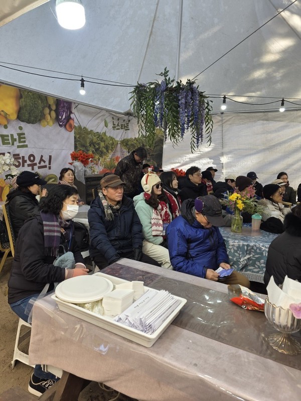 아미사힐링하우스는 21일 하나개해수욕장에서 맨발걷기 송년회를 열었다.