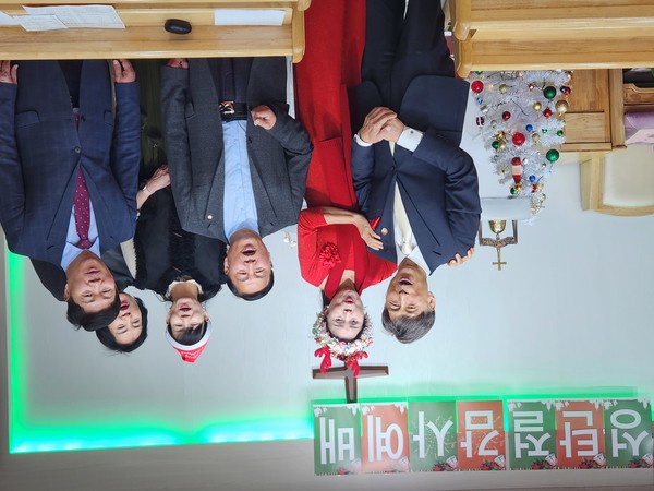 성탄절인 25일 헤브론교회에서 목회자 부부들과 성악가 부부인 '사랑의 듀엣'(왼쪽)이 성탄 캐롤송을 부르고 있다.
