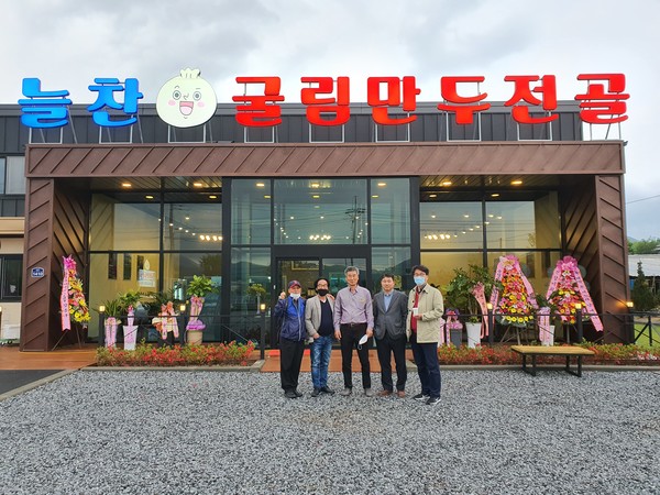 ‘늘찬 굴림만두전골’의 개업을 축하하러 온 우승화 대표(가운데)의 지인들.