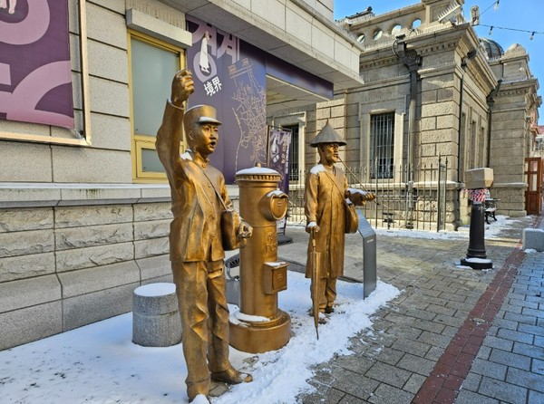 개항장 역사문화권역(인천개항박물관 인근)에는 ‘최초의 우편배달부’로 소개되는 우편 관련 조형물이 설치되어 있다. 우리나라의 근대 우편 업무는 1884년 11월 18일 우정총국 업무 개시와 함께 서울과 인천을 중심으로 시작되었다. 해당 조형물은 근대 사진 자료의 우체부 이미지와 1912년식 우체통 형상을 참고해 제작되었다는 설명이 전해진다.