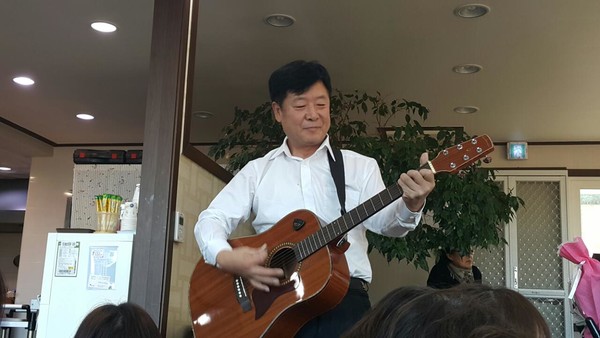 성당 성가대에서 기타를 연주하는 김민수 씨.
