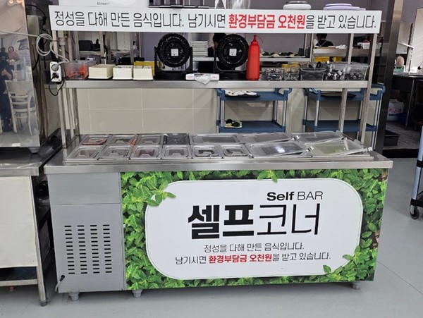 데침쌈과 반찬을 추가로 가져다 먹을 수 있는 셀프바.