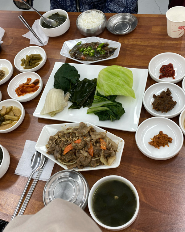 데침쌈과 돼지불고기, 간장새우, 미역국이 놓인 밥상.