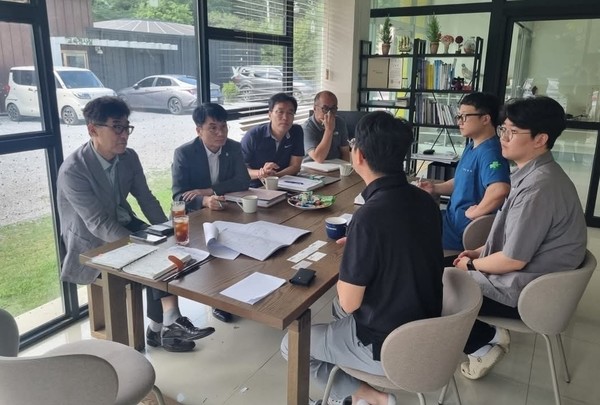 박상일 충북도 홍보수석보좌관(왼쪽)이 괴산아쿠아리움 수달 도입을 위해 야생동물보호센터 관계자들과 회의를 하고 있다.