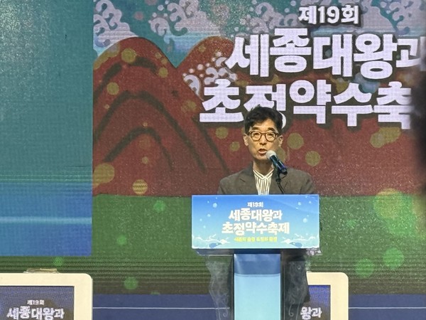 박상일 충북도 홍보수석보좌관이 청주 초정약수축제 개막 행사에서 인사말을 하고 있다.