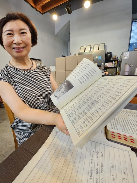 불교 경전인 법화경을 한 자 한 자 옮겨 쓰는 필사를 들어보이는 정연숙 대표.