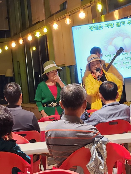 문정희 대표(오른쪽)가 맨발 힐링 캠프에 참석한 맨발벗들에게 환영인사를 하고 있다.