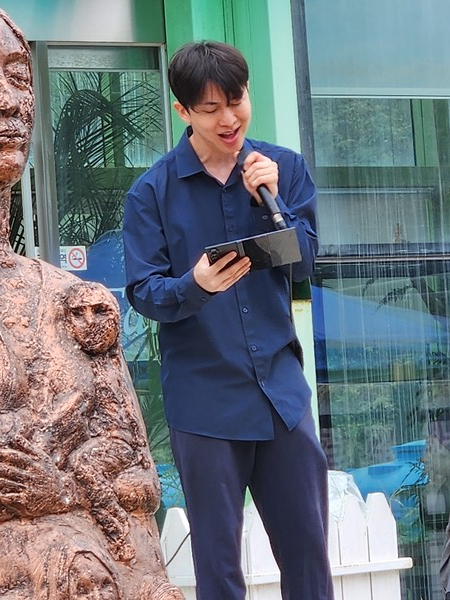 최원유 의사가 하나개해수욕장 갯벌 맨발걷기에서 아이디어를 얻어서, 전날 밤 작사·작곡한 노래를 부르고 있다.