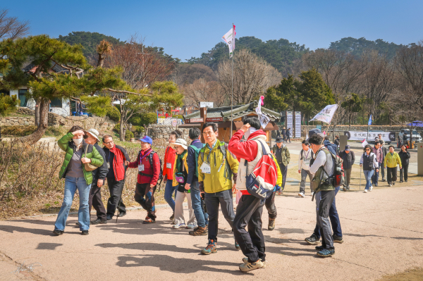 환경정화 봉사활동을 하기 위해 남한산성에 모인 남사모 회원들.(제공=남사모)